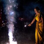 Amrutha Nair Instagram - ഈ ദീപാവലിക്ക് വീടുകളിൽ മാത്രമല്ല നമ്മുടെ മനസുകളിലും ദീപങ്ങൾ തെളിയട്ടെ! ഏവർക്കും ദീപാവലി ആശംസകൾ✨ 📸 @vipinjkumar @colorpadam_photography MUA @blushingtone_by_veenavineeth Saree @aathvyavastra Blouse @vybhadesignerstudio