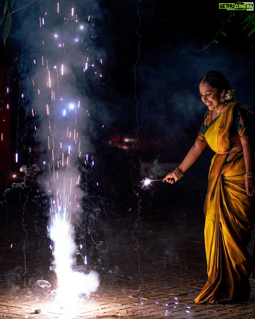 Amrutha Nair Instagram - ഈ ദീപാവലിക്ക് വീടുകളിൽ മാത്രമല്ല നമ്മുടെ മനസുകളിലും ദീപങ്ങൾ തെളിയട്ടെ! ഏവർക്കും ദീപാവലി ആശംസകൾ✨ 📸 @vipinjkumar @colorpadam_photography MUA @blushingtone_by_veenavineeth Saree @aathvyavastra Blouse @vybhadesignerstudio