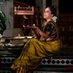 Amrutha Nair Instagram - ഐശ്വര്യത്തിന്റെ ദീപങ്ങളക്കട്ടെ ഇനിയങ്ങോട്ടെന്നും……. 📸 @vipinjkumar Saree @aathvyavastra Blouse designed @vybhadesignerstudio MUA @blushingtone_by_veenavineeth Jewellery @aathvya Location @aadisaktthi_ayurveda Thiruvananthapuram, Kerala, India