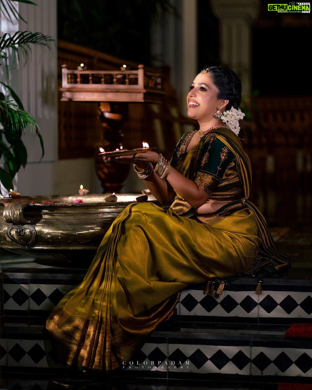 Amrutha Nair Instagram - ഐശ്വര്യത്തിന്റെ ദീപങ്ങളക്കട്ടെ ഇനിയങ്ങോട്ടെന്നും……. 📸 @vipinjkumar Saree @aathvyavastra Blouse designed @vybhadesignerstudio MUA @blushingtone_by_veenavineeth Jewellery @aathvya Location @aadisaktthi_ayurveda Thiruvananthapuram, Kerala, India