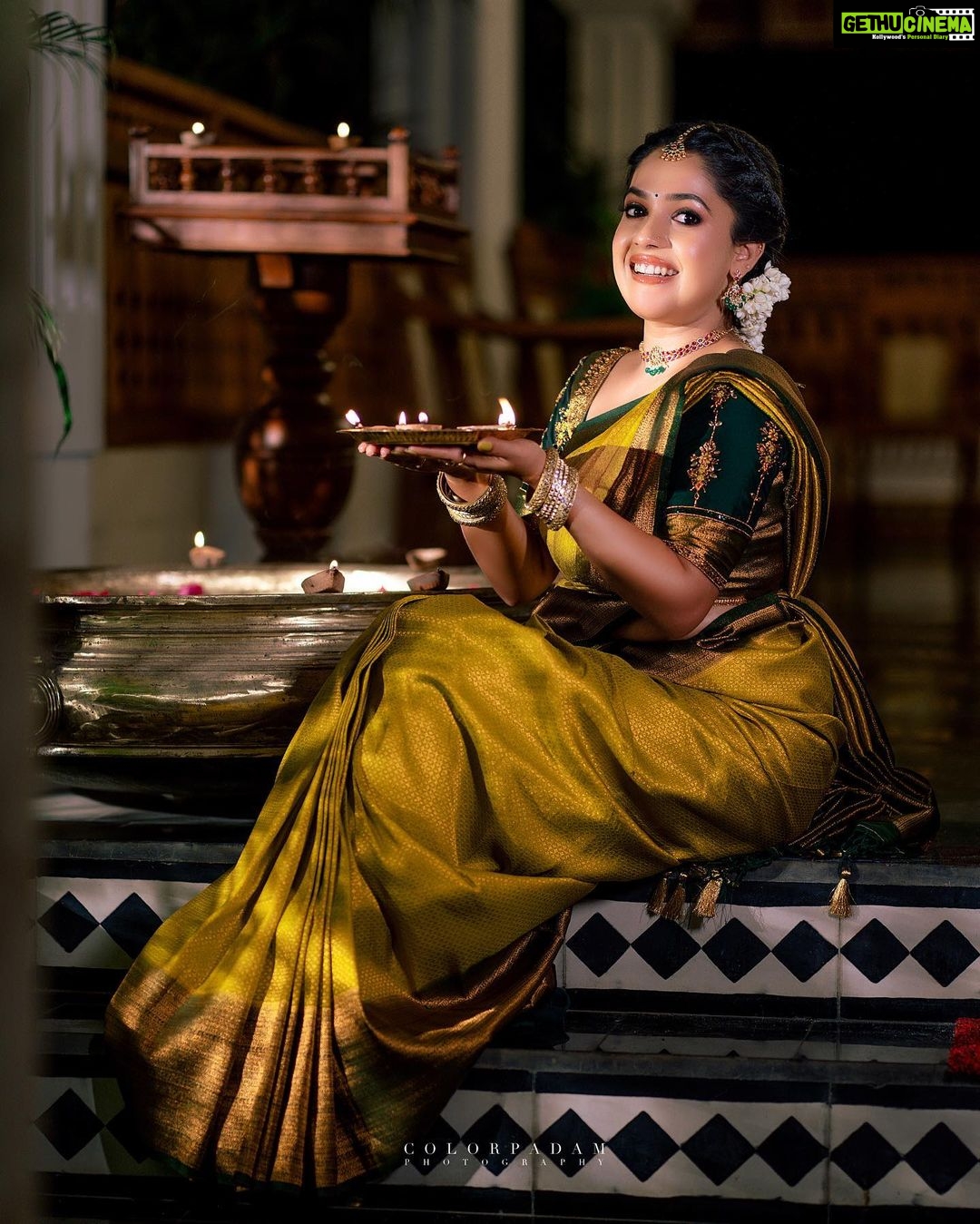 Amrutha Nair Instagram - ഐശ്വര്യത്തിന്റെ ദീപങ്ങളക്കട്ടെ ഇനിയങ്ങോട്ടെന്നും……. 📸 @vipinjkumar Saree @aathvyavastra Blouse designed @vybhadesignerstudio MUA @blushingtone_by_veenavineeth Jewellery @aathvya Location @aadisaktthi_ayurveda Thiruvananthapuram, Kerala, India