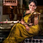 Amrutha Nair Instagram - ഐശ്വര്യത്തിന്റെ ദീപങ്ങളക്കട്ടെ ഇനിയങ്ങോട്ടെന്നും……. 📸 @vipinjkumar Saree @aathvyavastra Blouse designed @vybhadesignerstudio MUA @blushingtone_by_veenavineeth Jewellery @aathvya Location @aadisaktthi_ayurveda Thiruvananthapuram, Kerala, India