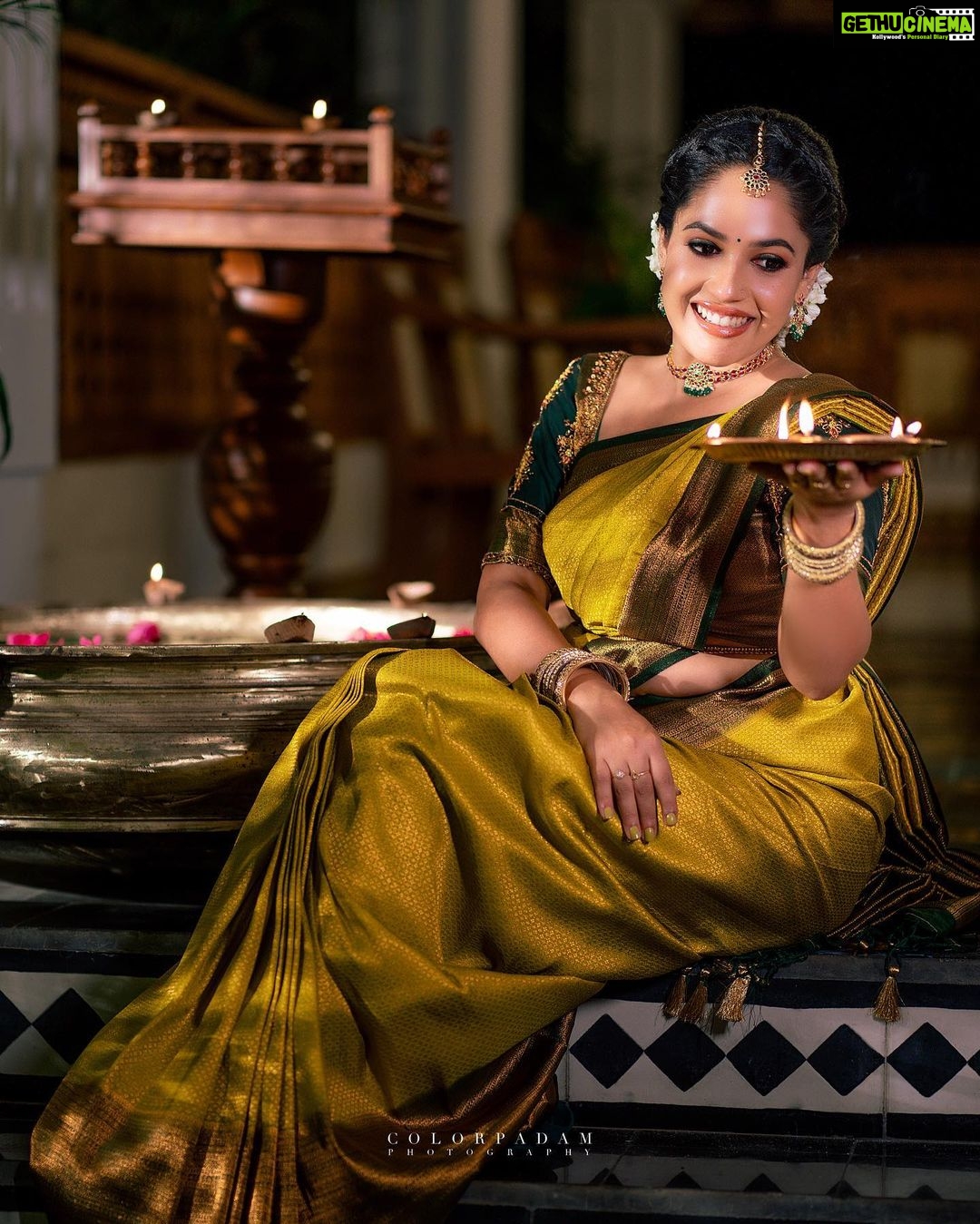 Amrutha Nair Instagram - ഐശ്വര്യത്തിന്റെ ദീപങ്ങളക്കട്ടെ ഇനിയങ്ങോട്ടെന്നും……. 📸 @vipinjkumar Saree @aathvyavastra Blouse designed @vybhadesignerstudio MUA @blushingtone_by_veenavineeth Jewellery @aathvya Location @aadisaktthi_ayurveda Thiruvananthapuram, Kerala, India