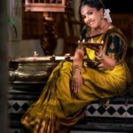 Amrutha Nair Instagram - ഐശ്വര്യത്തിന്റെ ദീപങ്ങളക്കട്ടെ ഇനിയങ്ങോട്ടെന്നും……. 📸 @vipinjkumar Saree @aathvyavastra Blouse designed @vybhadesignerstudio MUA @blushingtone_by_veenavineeth Jewellery @aathvya Location @aadisaktthi_ayurveda Thiruvananthapuram, Kerala, India