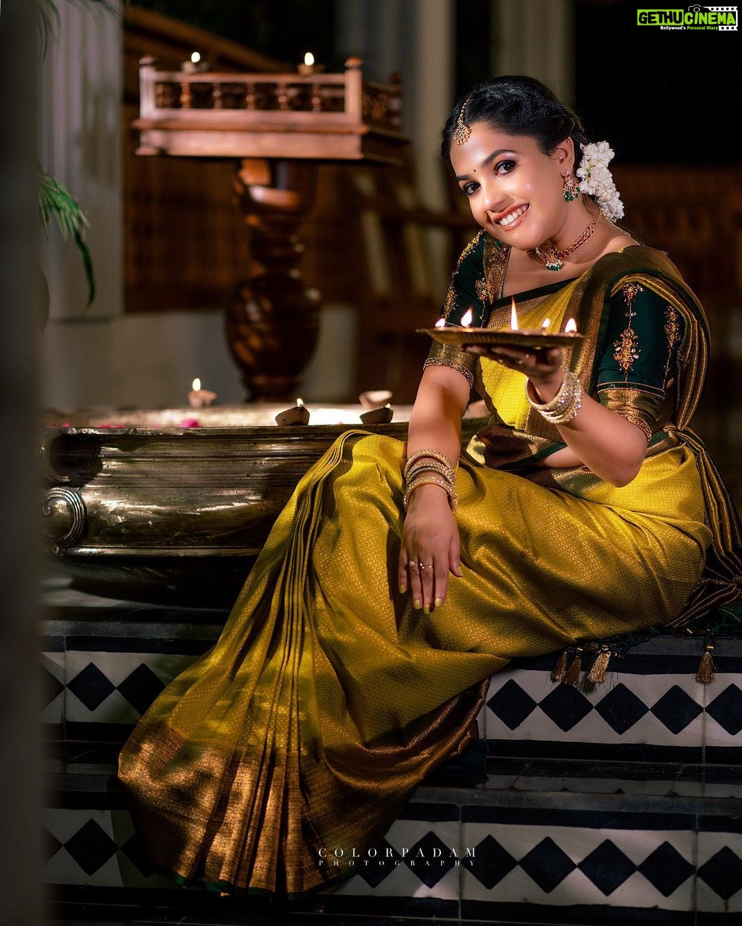 Amrutha Nair Instagram - ഐശ്വര്യത്തിന്റെ ദീപങ്ങളക്കട്ടെ ഇനിയങ്ങോട്ടെന്നും……. 📸 @vipinjkumar Saree @aathvyavastra Blouse designed @vybhadesignerstudio MUA @blushingtone_by_veenavineeth Jewellery @aathvya Location @aadisaktthi_ayurveda Thiruvananthapuram, Kerala, India