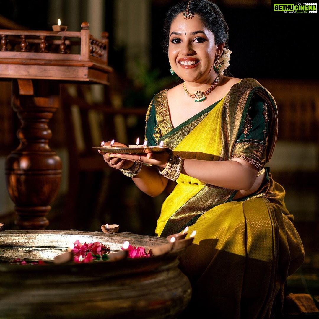 Amrutha Nair Instagram - ഐശ്വര്യത്തിന്റെ ദീപങ്ങളക്കട്ടെ ഇനിയങ്ങോട്ടെന്നും……. 📸 @vipinjkumar Saree @aathvyavastra Blouse designed @vybhadesignerstudio MUA @blushingtone_by_veenavineeth Jewellery @aathvya Location @aadisaktthi_ayurveda Thiruvananthapuram, Kerala, India