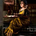 Amrutha Nair Instagram - ഐശ്വര്യത്തിന്റെ ദീപങ്ങളക്കട്ടെ ഇനിയങ്ങോട്ടെന്നും……. 📸 @vipinjkumar Saree @aathvyavastra Blouse designed @vybhadesignerstudio MUA @blushingtone_by_veenavineeth Jewellery @aathvya Location @aadisaktthi_ayurveda Thiruvananthapuram, Kerala, India