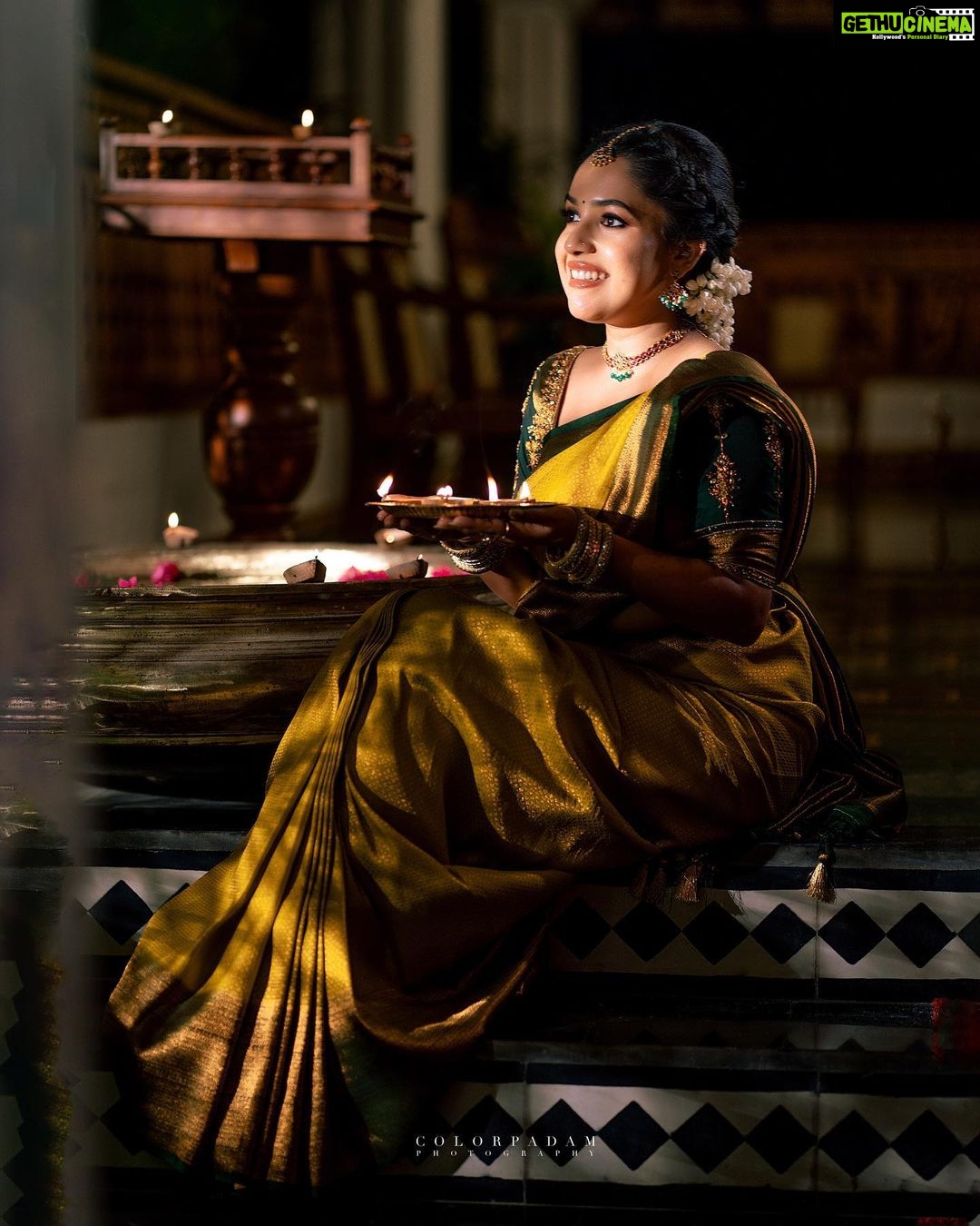 Amrutha Nair Instagram - ഐശ്വര്യത്തിന്റെ ദീപങ്ങളക്കട്ടെ ഇനിയങ്ങോട്ടെന്നും……. 📸 @vipinjkumar Saree @aathvyavastra Blouse designed @vybhadesignerstudio MUA @blushingtone_by_veenavineeth Jewellery @aathvya Location @aadisaktthi_ayurveda Thiruvananthapuram, Kerala, India