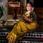 Amrutha Nair Instagram - ഐശ്വര്യത്തിന്റെ ദീപങ്ങളക്കട്ടെ ഇനിയങ്ങോട്ടെന്നും……. 📸 @vipinjkumar Saree @aathvyavastra Blouse designed @vybhadesignerstudio MUA @blushingtone_by_veenavineeth Jewellery @aathvya Location @aadisaktthi_ayurveda Thiruvananthapuram, Kerala, India