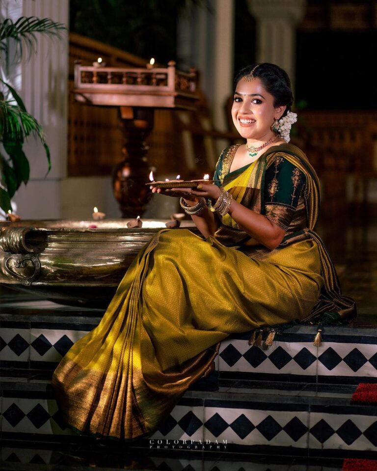 Amrutha Nair Instagram - ഐശ്വര്യത്തിന്റെ ദീപങ്ങളക്കട്ടെ ഇനിയങ്ങോട്ടെന്നും……. 📸 @vipinjkumar Saree @aathvyavastra Blouse designed @vybhadesignerstudio MUA @blushingtone_by_veenavineeth Jewellery @aathvya Location @aadisaktthi_ayurveda Thiruvananthapuram, Kerala, India