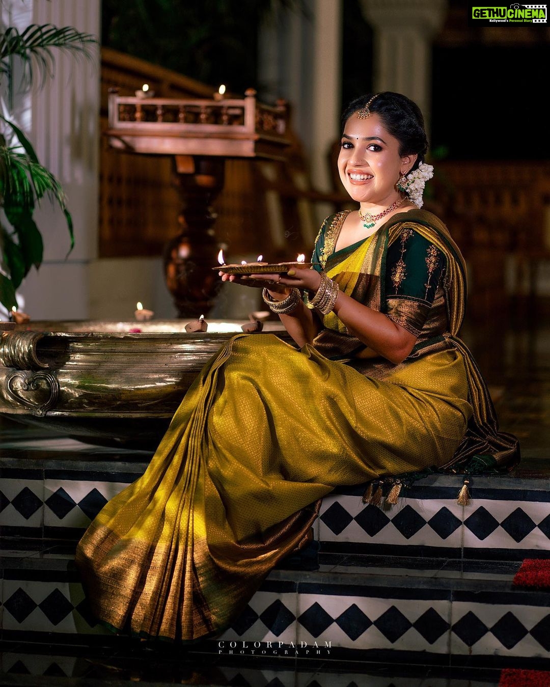 Amrutha Nair Instagram - ഐശ്വര്യത്തിന്റെ ദീപങ്ങളക്കട്ടെ ഇനിയങ്ങോട്ടെന്നും……. 📸 @vipinjkumar Saree @aathvyavastra Blouse designed @vybhadesignerstudio MUA @blushingtone_by_veenavineeth Jewellery @aathvya Location @aadisaktthi_ayurveda Thiruvananthapuram, Kerala, India