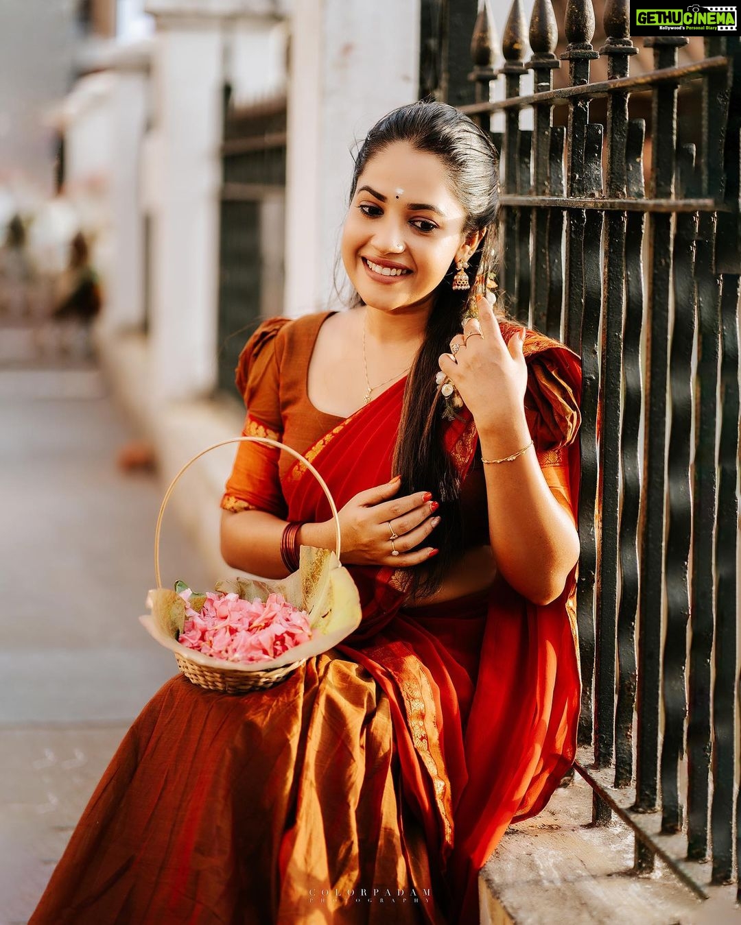 Amrutha Nair Instagram - കുരുക്ഷേത്രത്തിൽ രാവണസംഹാരം... 🥰 ആ യുദ്ധഭൂമിയിൽ സീത സ്വയംവരം... ❤ 📸 @vipinjkumar @colorpadam_photography Outfit @_angelic___threads_ Thiruvananthapuram, Kerala, India
