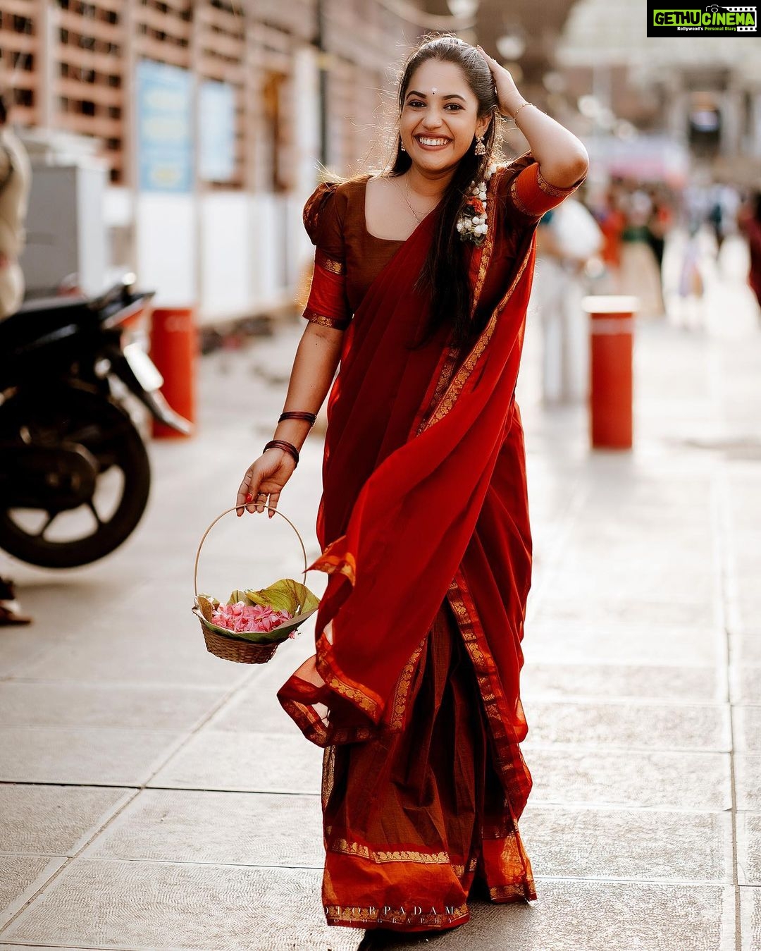 Amrutha Nair Instagram - ഈറൻ സന്ധ്യയും ഈ ഇടനാഴിയും പത്മനാഭന്റെ തിരുമുറ്റവും♥️ 📸 @colorpadam_photography @vipinjkumar Outfit @_angelic___threads_ Thiruvananthapuram, Kerala, India