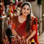 Amrutha Nair Instagram - തിന്മയുടെ മേൽ നന്മയുടെ വിജയമാണ് ഓരോ നവരാത്രിയും. ദുർഗാദേവി മഹിഷാസുരനെ വധിച്ച് ലോകത്തിൽ വെളിച്ചം പകർന്നതുപോലെ നമ്മുടെ ജീവിതത്തിലെ തിന്മകളെ ഒക്കെ നീക്കം ചെയ്തു വെളിച്ചം പരക്കട്ടെ. ഏവർക്കും നവരാത്രി ആശംസകൾ.♥️ 📸 @colorpadam_photography @vipinjkumar Outfit @_angelic___threads_