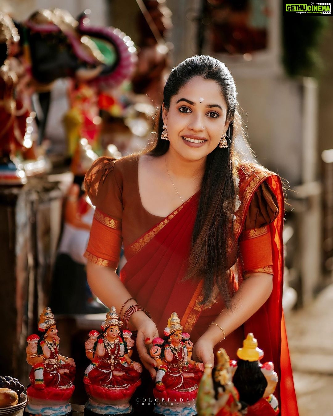 Amrutha Nair Instagram - തിന്മയുടെ മേൽ നന്മയുടെ വിജയമാണ് ഓരോ നവരാത്രിയും. ദുർഗാദേവി മഹിഷാസുരനെ വധിച്ച് ലോകത്തിൽ വെളിച്ചം പകർന്നതുപോലെ നമ്മുടെ ജീവിതത്തിലെ തിന്മകളെ ഒക്കെ നീക്കം ചെയ്തു വെളിച്ചം പരക്കട്ടെ. ഏവർക്കും നവരാത്രി ആശംസകൾ.♥️ 📸 @colorpadam_photography @vipinjkumar Outfit @_angelic___threads_