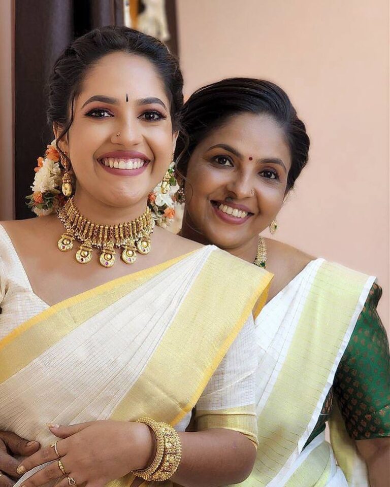 Amrutha Nair Instagram - Mom..To the world you may be one person but to me you are the whole world 😍♥️HAPPY BIRTHDAY 😘 @ambily__nair