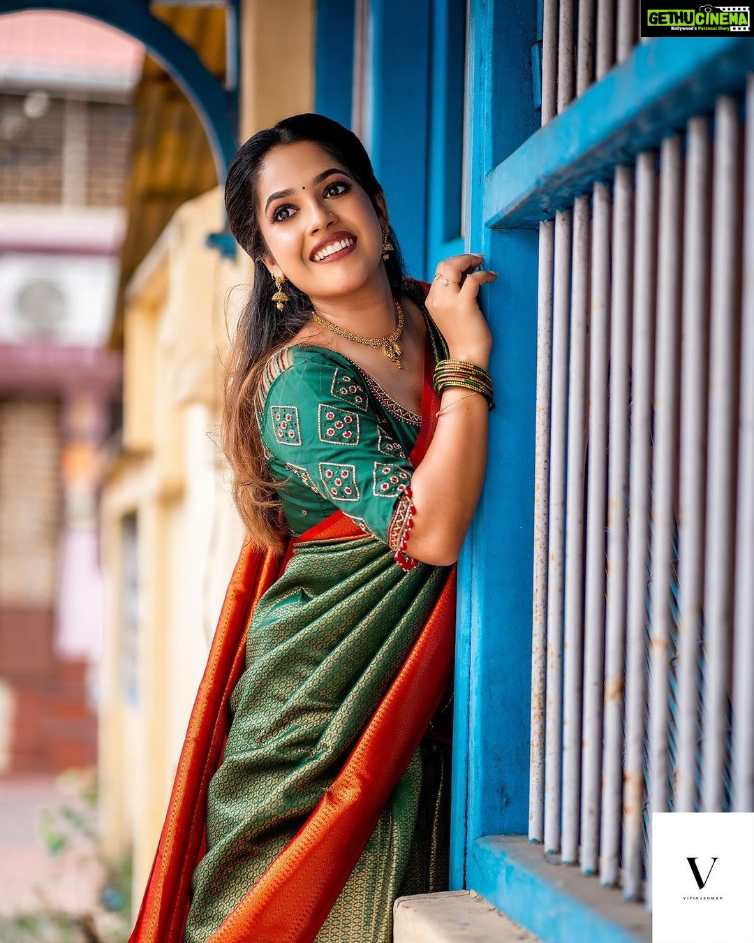 Amrutha Nair Instagram - ആയിരം കൺകളാൽ ആ മുഖം കാണുവാൻ ആയിരം കൈകളാൽ മെയ്യോടു ചേർക്കുവാൻ നിന്നെ ഞാൻ കാത്തു നിൽപ്പൂ... 📸 @vipinjkumar Saree @tanirika_collectio MUA @blushingtone_by_veenavineeth Jewellery @blushingtone_rental_jewellery