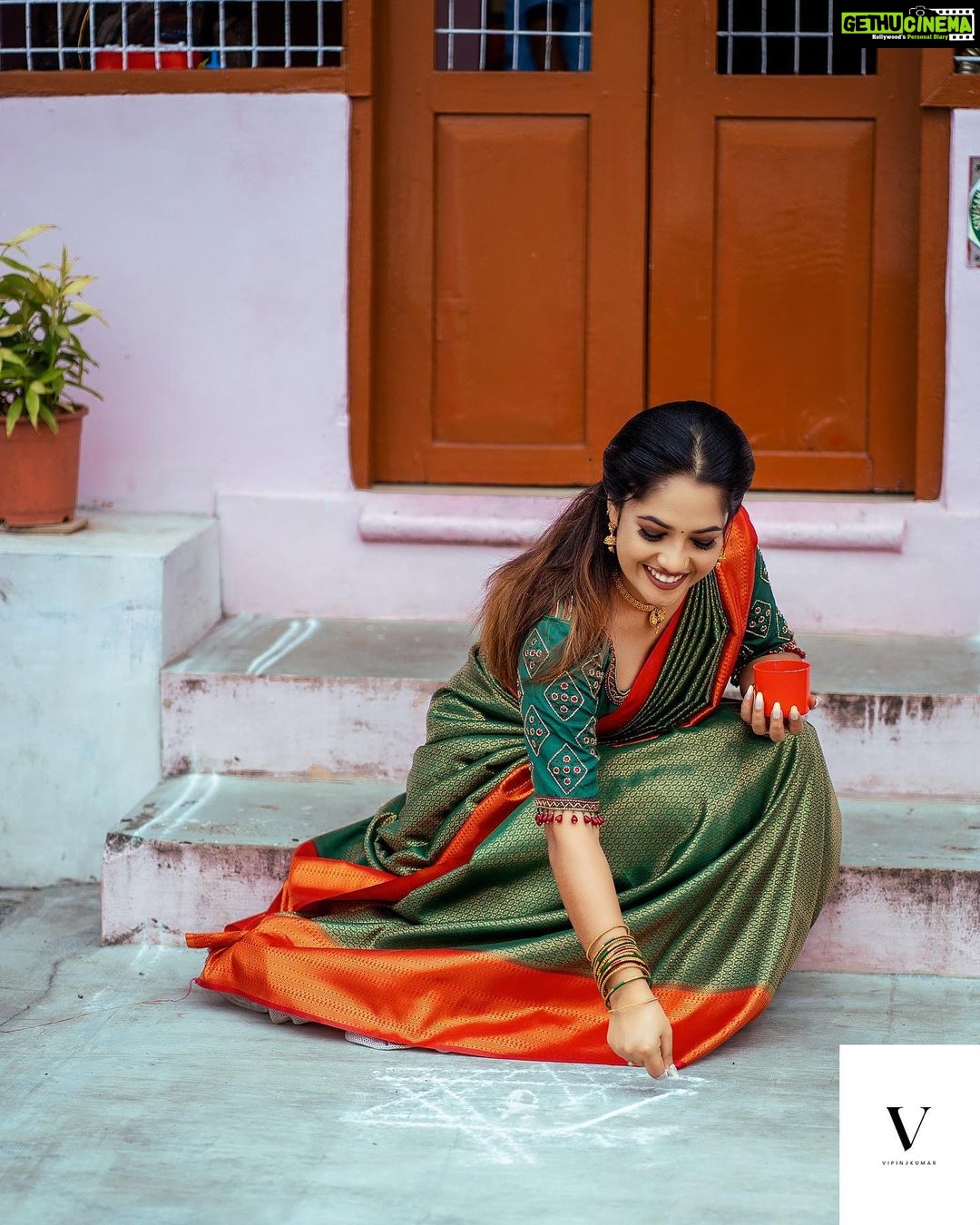 Amrutha Nair Instagram - പവനാരച്ചെഴുതുന്നു കൊലങ്ങളെന്നും കിഴക്കിനികോലായിൽ അരുനോദയം… 📸 @vipinjkumar Saree @tanirika_collectio MUA @blushingtone_by_veenavineeth Jewelry @blushingtone_rental_jewellery