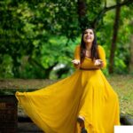 Amrutha Nair Instagram - മഴയേ തൂമഴയെ വാനം തൂകുന്ന പൂങ്കുയിലേ.. Outfit @orangefashionskdkl 📸 @vipinjkumar MUA @blushingtone_by_veenavineeth Jewelry @blushingtone_rental_jewellery