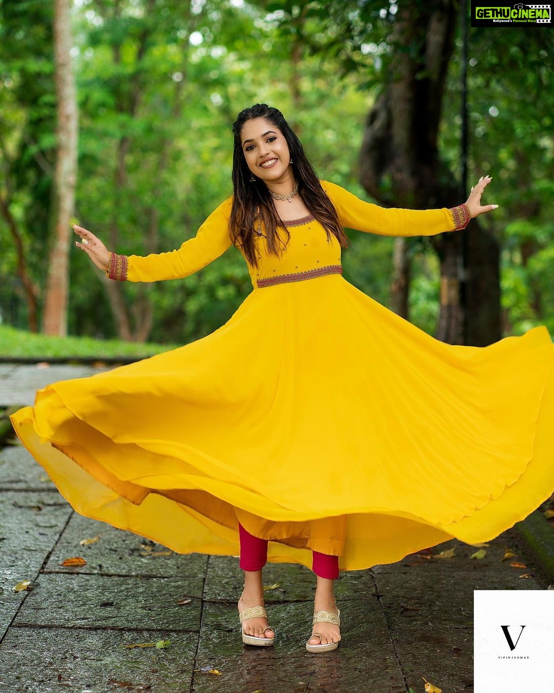 Amrutha Nair Instagram - Be your own reason to smile ♥️ 📸 @vipinjkumar Outfit @orangefashionskdkl MUA @blushingtone_by_veenavineeth Jewelry @blushingtone_rental_jewellery #trending #trendingreels #post #instagram #mallugirl #mallugram #sativiansmedia #amruthanairofficial