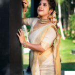 Amrutha Nair Instagram - ഒരു മാത്ര മാത്രം നീണ്ടു നിന്ന നിൻ മൃദുതരമാമൊരു കരസ്പർശനം അതു മതിയാകുമെനിക്കി ഒരായുസിലുടനീളം സാന്ത്വനമൊരു മാന്ത്രിക സ്പർശമായി.... 📸 @vipinjkumar Attire @saanshi_handloom_kuthambully MUA @blushingtone_by_veenavineeth Jewelry @canisaperidot