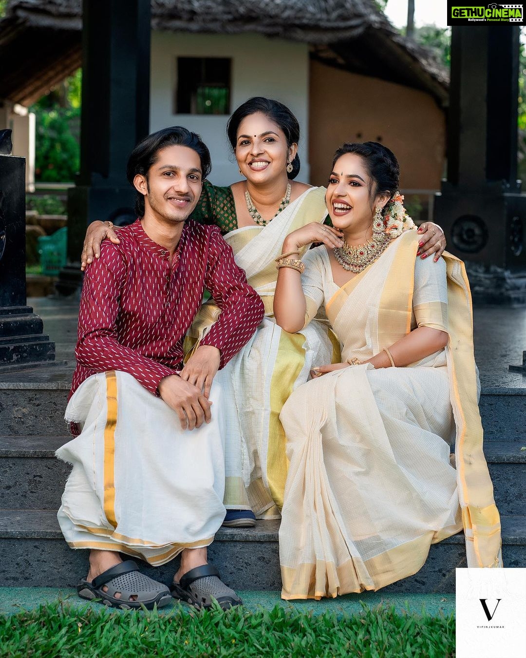 Amrutha Nair - 33K Likes - അമ്മ മനസ്സ് തങ്കമനസ്സ്, മുറ്റത്തെ തുളസിപോലെ…
📸 @vipinjkumar
Ma outfit @saanshi_handloom_kuthambully
MUA @blushingtone_by_veenavineeth