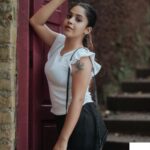 Amrutha Nair Instagram - Let the world run fast but I will pause for a while to get a snap ….. 📸 @vipinjkumar MUA @venus_paull Location @oceanovarkala Bag gift from @anoma_clothing @jing_jiu_trading_company #instagram #trending #viral #keralagram #sativiansmedia