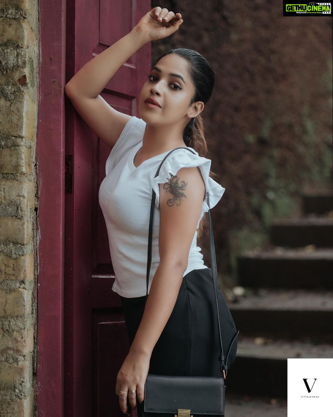 Amrutha Nair Instagram - Let the world run fast but I will pause for a while to get a snap ….. 📸 @vipinjkumar MUA @venus_paull Location @oceanovarkala Bag gift from @anoma_clothing @jing_jiu_trading_company #instagram #trending #viral #keralagram #sativiansmedia