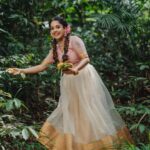 Amrutha Nair Instagram – പൂവിളികളും ഓണപ്പാട്ടുകളും ഓണക്കോടിയും ഒരുങ്ങി‌ക്കുഴിഞ്ഞു… ഇനി തിരുവോണത്തിനായുള്ള കാത്തിരിപ്പ് !! 

📸 @vipinjkumar 
Attire @brand_nithara_ 
MUA @blushingtone_by_veenavineeth