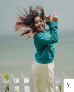 Amrutha Nair Instagram - Happiness comes in waves ♥️ 📸 @vipinjkumar Place @oceanovarkala #beach #beauty #beachlife #instagram #pic #picoftheday