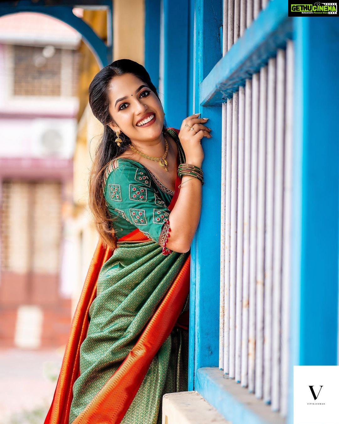 Amrutha Nair Instagram - ആയിരം കൺകളാൽ ആ മുഖം കാണുവാൻ ആയിരം കൈകളാൽ മെയ്യോടു ചേർക്കുവാൻ നിന്നെ ഞാൻ കാത്തു നിൽപ്പൂ... 📸 @vipinjkumar Saree @tanirika_collectio MUA @blushingtone_by_veenavineeth Jewellery @blushingtone_rental_jewellery