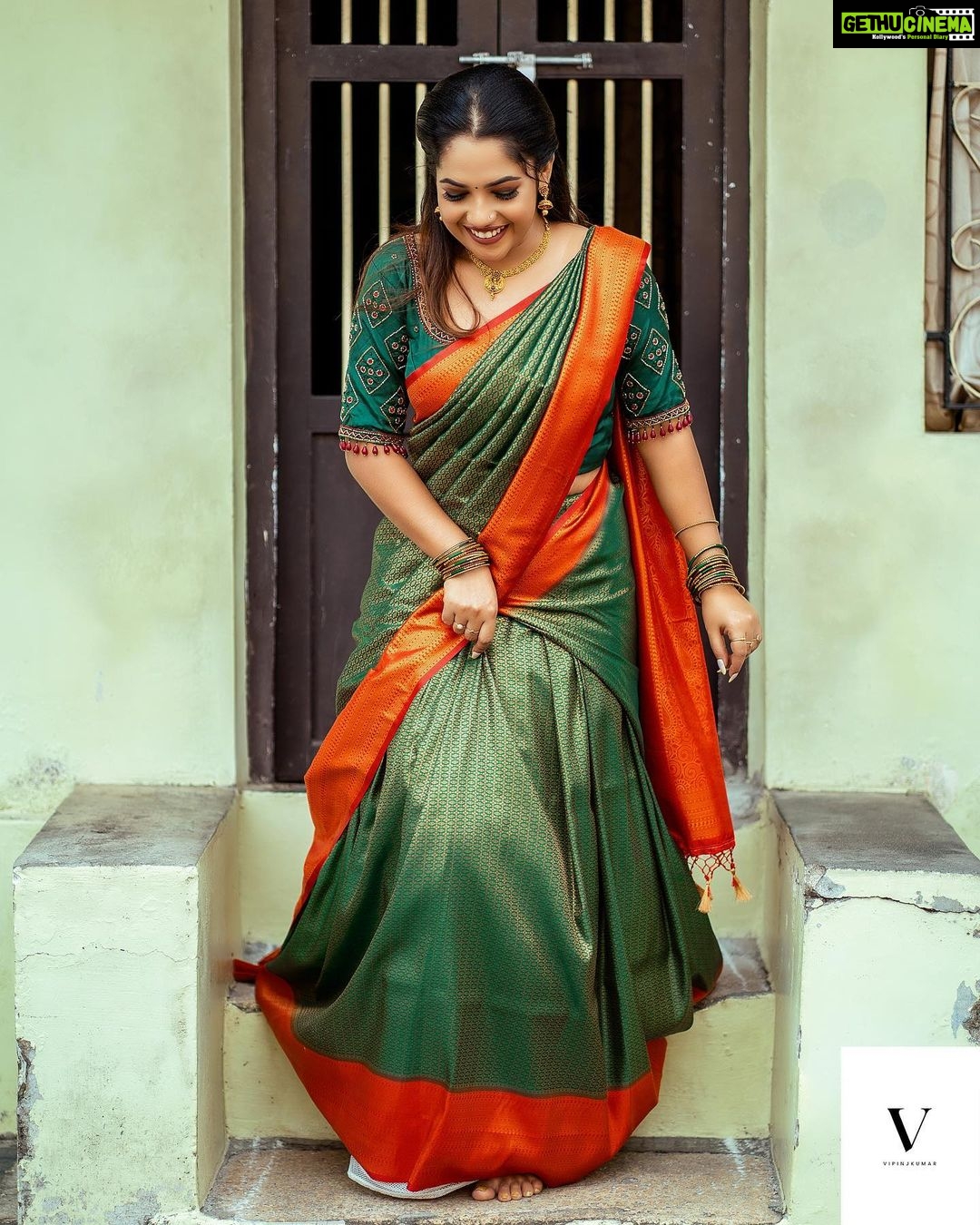 Amrutha Nair Instagram - ആയിരം കൺകളാൽ ആ മുഖം കാണുവാൻ ആയിരം കൈകളാൽ മെയ്യോടു ചേർക്കുവാൻ നിന്നെ ഞാൻ കാത്തു നിൽപ്പൂ... 📸 @vipinjkumar Saree @tanirika_collectio MUA @blushingtone_by_veenavineeth Jewellery @blushingtone_rental_jewellery