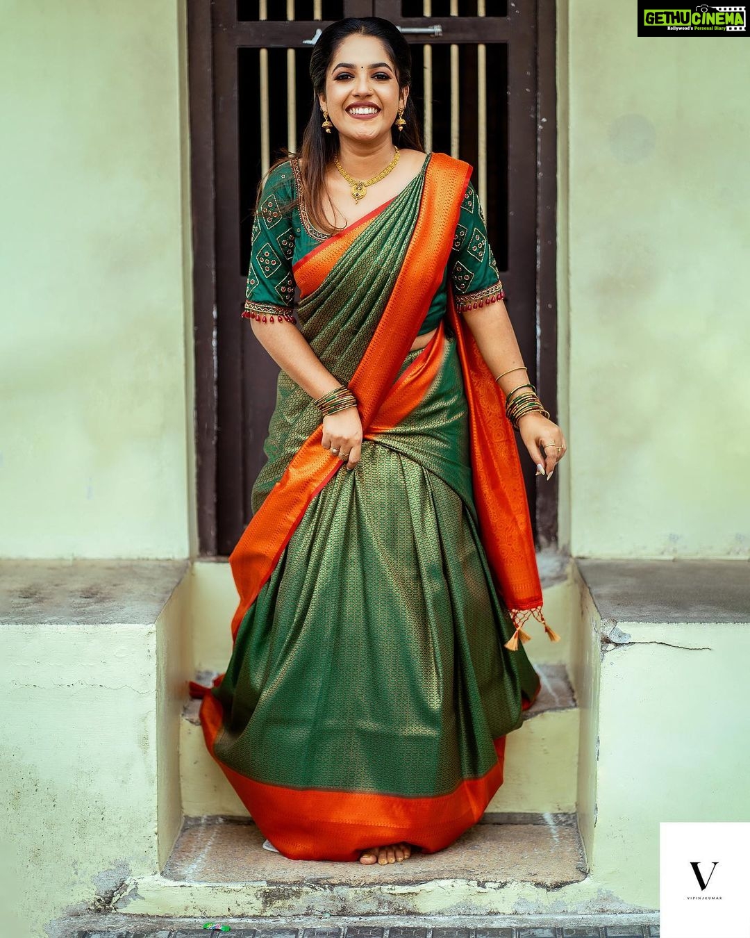Amrutha Nair Instagram - ആയിരം കൺകളാൽ ആ മുഖം കാണുവാൻ ആയിരം കൈകളാൽ മെയ്യോടു ചേർക്കുവാൻ നിന്നെ ഞാൻ കാത്തു നിൽപ്പൂ... 📸 @vipinjkumar Saree @tanirika_collectio MUA @blushingtone_by_veenavineeth Jewellery @blushingtone_rental_jewellery