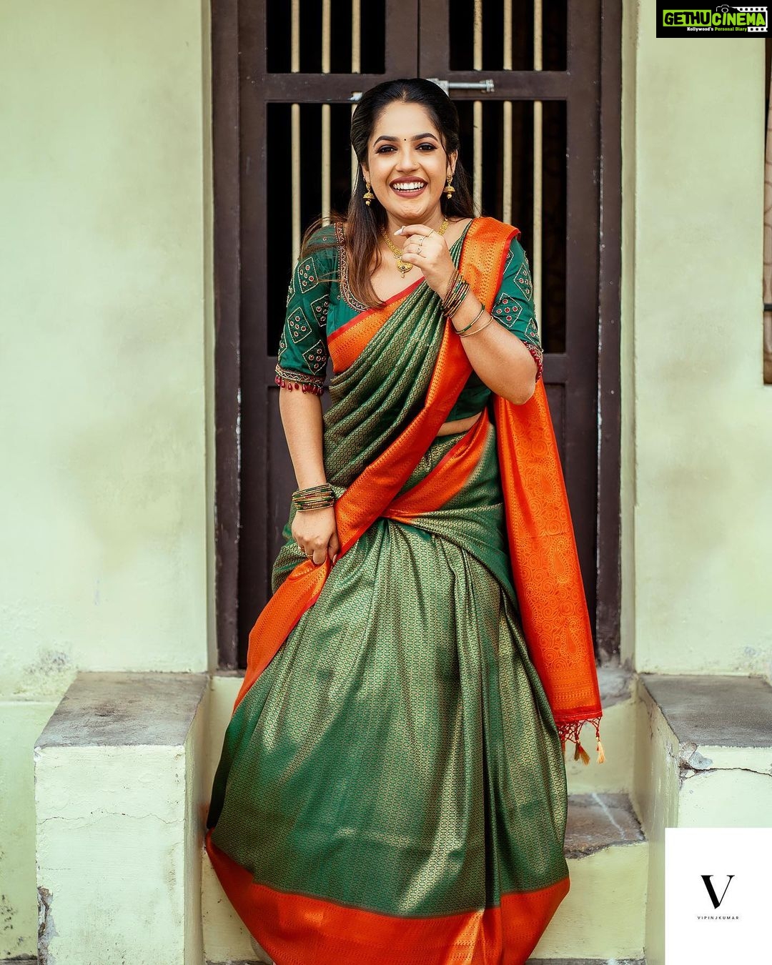 Amrutha Nair Instagram - ആയിരം കൺകളാൽ ആ മുഖം കാണുവാൻ ആയിരം കൈകളാൽ മെയ്യോടു ചേർക്കുവാൻ നിന്നെ ഞാൻ കാത്തു നിൽപ്പൂ... 📸 @vipinjkumar Saree @tanirika_collectio MUA @blushingtone_by_veenavineeth Jewellery @blushingtone_rental_jewellery