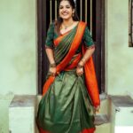Amrutha Nair Instagram - ആയിരം കൺകളാൽ ആ മുഖം കാണുവാൻ ആയിരം കൈകളാൽ മെയ്യോടു ചേർക്കുവാൻ നിന്നെ ഞാൻ കാത്തു നിൽപ്പൂ... 📸 @vipinjkumar Saree @tanirika_collectio MUA @blushingtone_by_veenavineeth Jewellery @blushingtone_rental_jewellery
