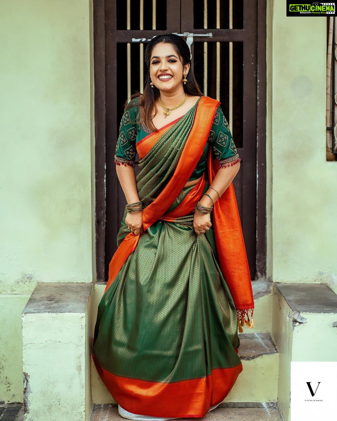 Amrutha Nair Instagram - ആയിരം കൺകളാൽ ആ മുഖം കാണുവാൻ ആയിരം കൈകളാൽ മെയ്യോടു ചേർക്കുവാൻ നിന്നെ ഞാൻ കാത്തു നിൽപ്പൂ... 📸 @vipinjkumar Saree @tanirika_collectio MUA @blushingtone_by_veenavineeth Jewellery @blushingtone_rental_jewellery