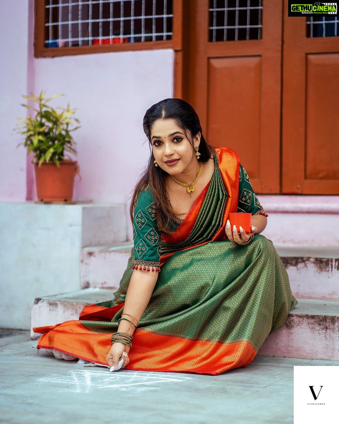 Amrutha Nair Instagram - പവനാരച്ചെഴുതുന്നു കൊലങ്ങളെന്നും കിഴക്കിനികോലായിൽ അരുനോദയം… 📸 @vipinjkumar Saree @tanirika_collectio MUA @blushingtone_by_veenavineeth Jewelry @blushingtone_rental_jewellery