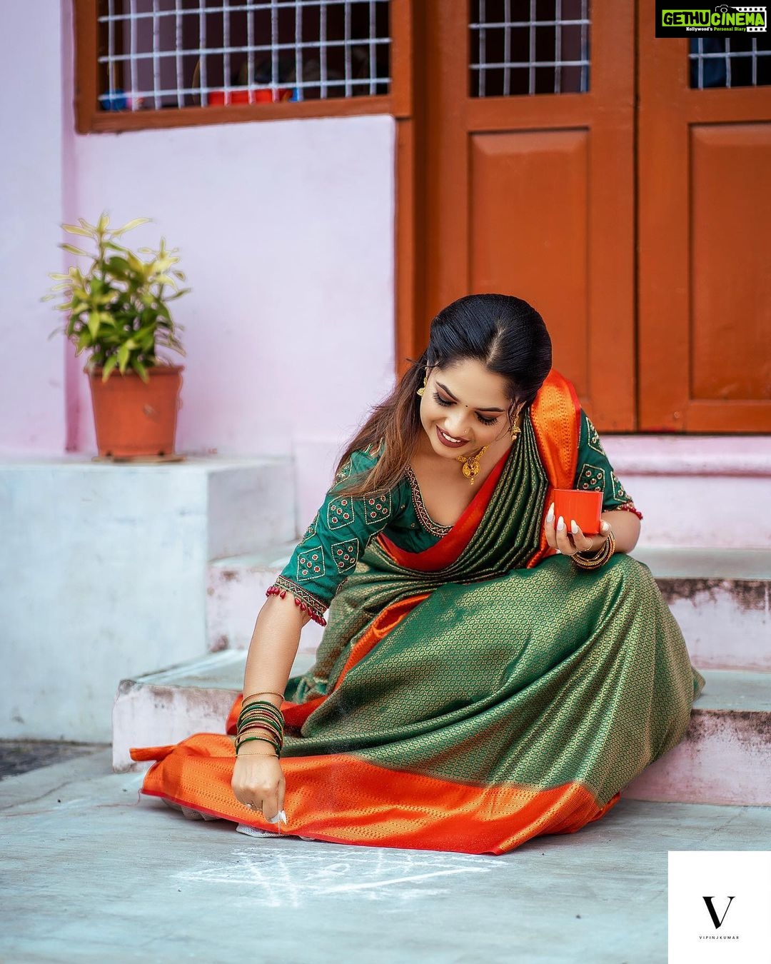 Amrutha Nair Instagram - പവനാരച്ചെഴുതുന്നു കൊലങ്ങളെന്നും കിഴക്കിനികോലായിൽ അരുനോദയം… 📸 @vipinjkumar Saree @tanirika_collectio MUA @blushingtone_by_veenavineeth Jewelry @blushingtone_rental_jewellery