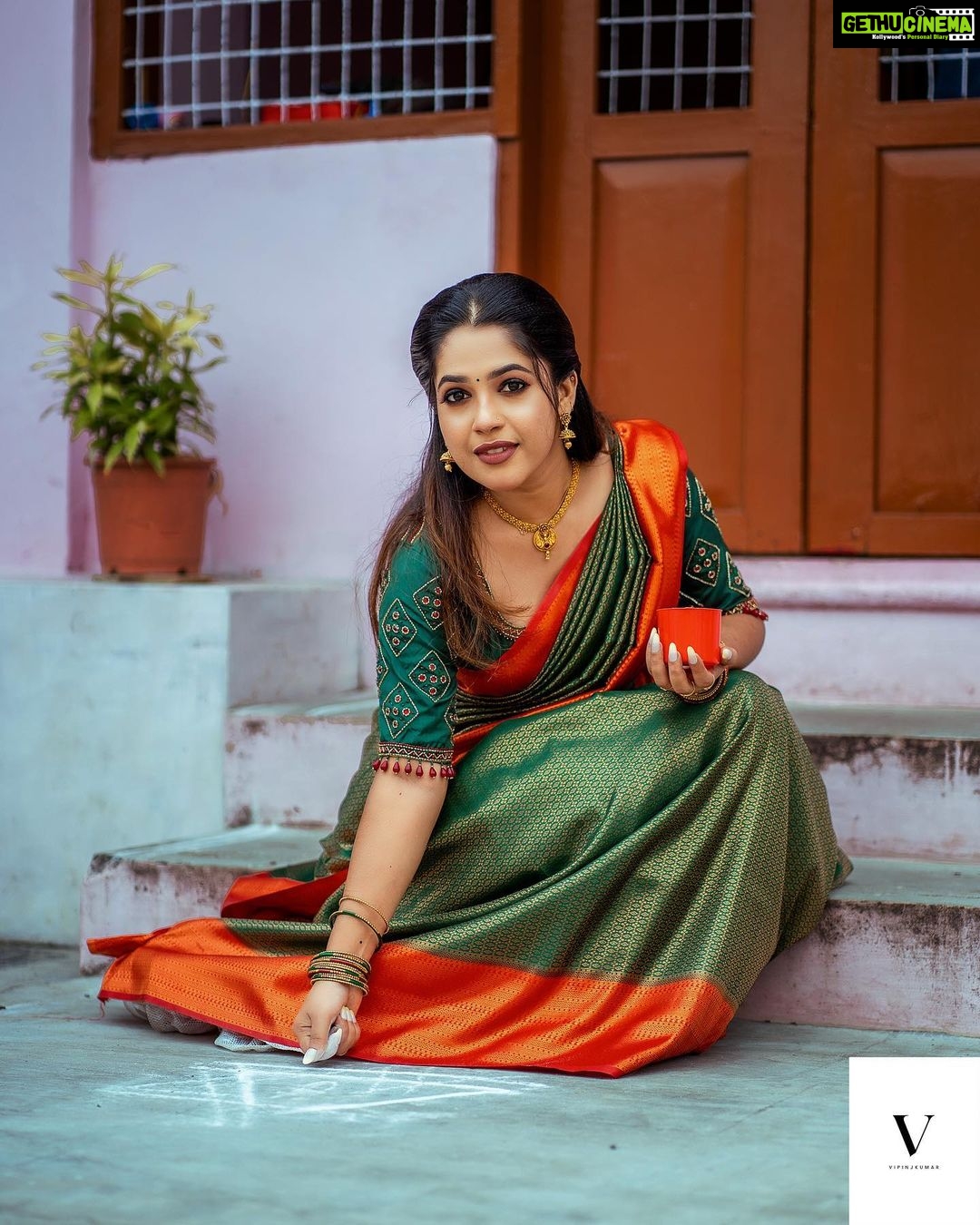 Amrutha Nair Instagram - പവനാരച്ചെഴുതുന്നു കൊലങ്ങളെന്നും കിഴക്കിനികോലായിൽ അരുനോദയം… 📸 @vipinjkumar Saree @tanirika_collectio MUA @blushingtone_by_veenavineeth Jewelry @blushingtone_rental_jewellery