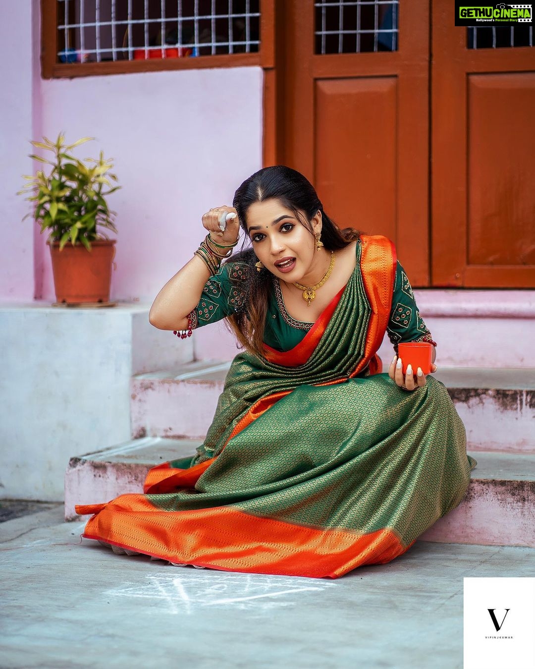 Amrutha Nair Instagram - പവനാരച്ചെഴുതുന്നു കൊലങ്ങളെന്നും കിഴക്കിനികോലായിൽ അരുനോദയം… 📸 @vipinjkumar Saree @tanirika_collectio MUA @blushingtone_by_veenavineeth Jewelry @blushingtone_rental_jewellery