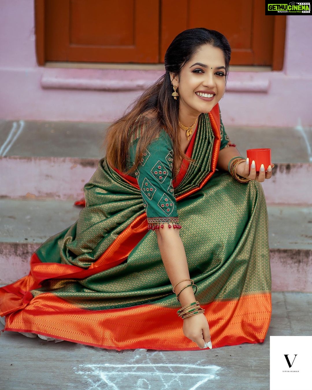 Amrutha Nair Instagram - പവനാരച്ചെഴുതുന്നു കൊലങ്ങളെന്നും കിഴക്കിനികോലായിൽ അരുനോദയം… 📸 @vipinjkumar Saree @tanirika_collectio MUA @blushingtone_by_veenavineeth Jewelry @blushingtone_rental_jewellery