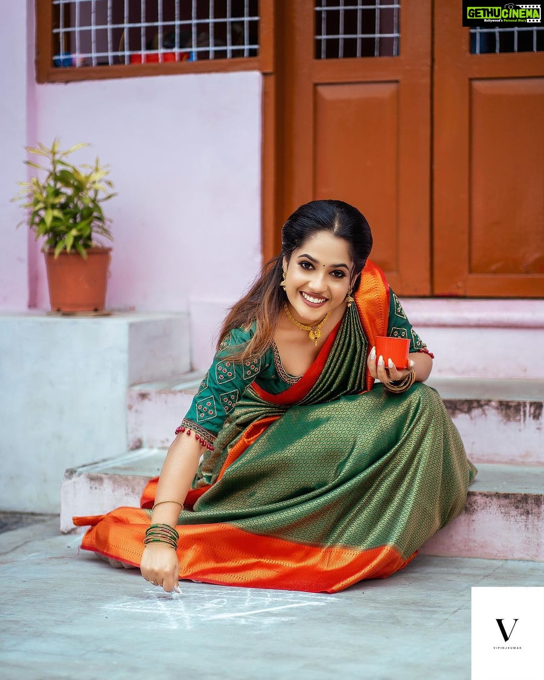 Amrutha Nair Instagram - പവനാരച്ചെഴുതുന്നു കൊലങ്ങളെന്നും കിഴക്കിനികോലായിൽ അരുനോദയം… 📸 @vipinjkumar Saree @tanirika_collectio MUA @blushingtone_by_veenavineeth Jewelry @blushingtone_rental_jewellery