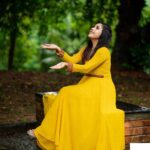 Amrutha Nair Instagram - മഴയേ തൂമഴയെ വാനം തൂകുന്ന പൂങ്കുയിലേ.. Outfit @orangefashionskdkl 📸 @vipinjkumar MUA @blushingtone_by_veenavineeth Jewelry @blushingtone_rental_jewellery