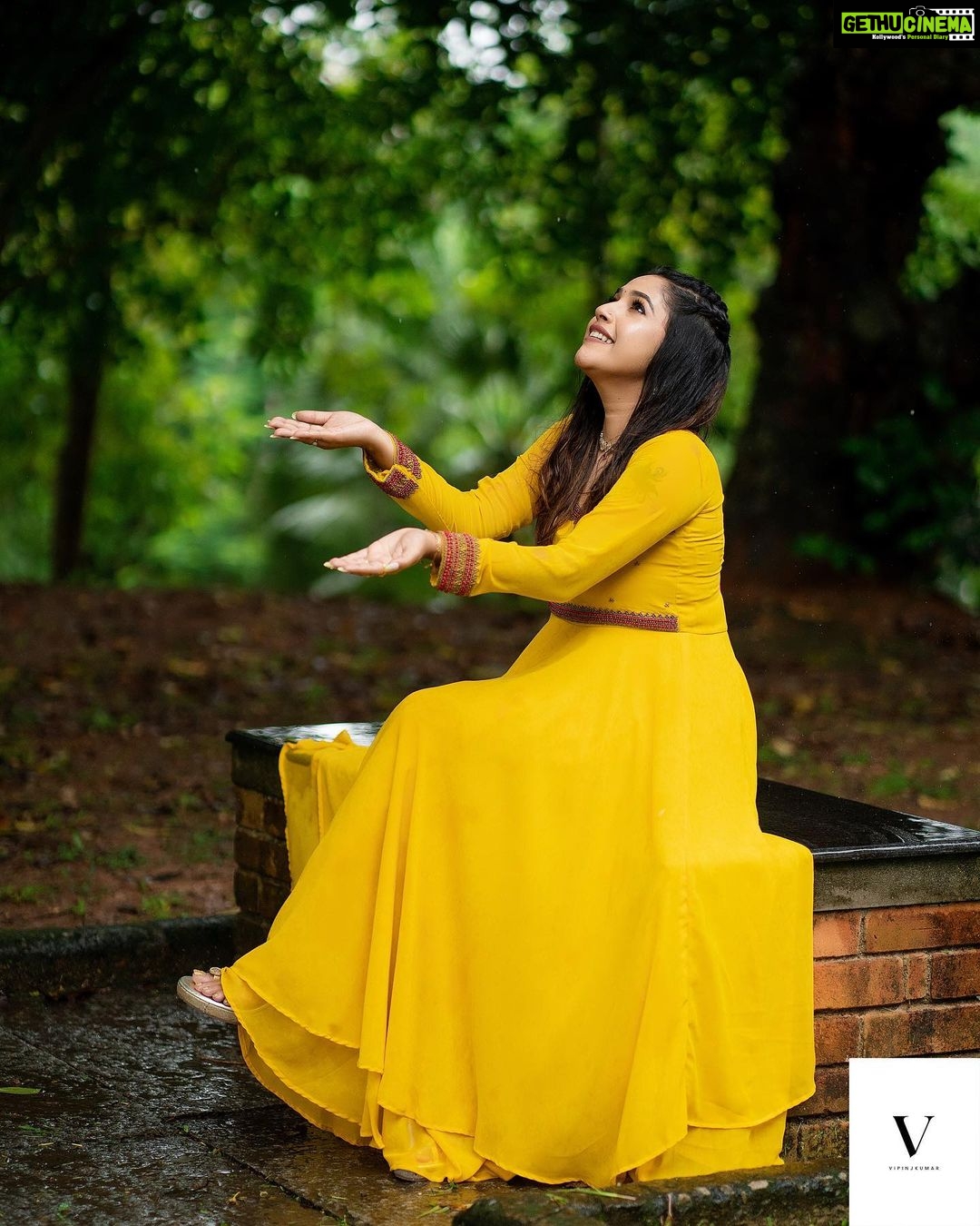 Amrutha Nair Instagram - മഴയേ തൂമഴയെ വാനം തൂകുന്ന പൂങ്കുയിലേ.. Outfit @orangefashionskdkl 📸 @vipinjkumar MUA @blushingtone_by_veenavineeth Jewelry @blushingtone_rental_jewellery