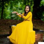Amrutha Nair Instagram - മഴയേ തൂമഴയെ വാനം തൂകുന്ന പൂങ്കുയിലേ.. Outfit @orangefashionskdkl 📸 @vipinjkumar MUA @blushingtone_by_veenavineeth Jewelry @blushingtone_rental_jewellery