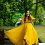 Amrutha Nair Instagram - മഴയേ തൂമഴയെ വാനം തൂകുന്ന പൂങ്കുയിലേ.. Outfit @orangefashionskdkl 📸 @vipinjkumar MUA @blushingtone_by_veenavineeth Jewelry @blushingtone_rental_jewellery