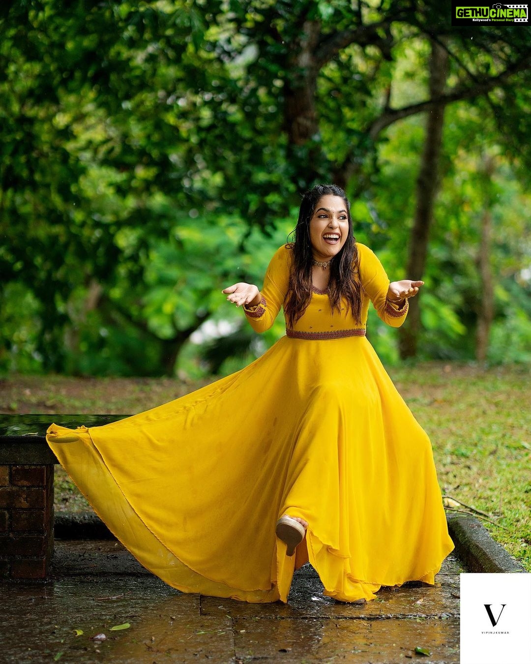 Amrutha Nair Instagram - മഴയേ തൂമഴയെ വാനം തൂകുന്ന പൂങ്കുയിലേ.. Outfit @orangefashionskdkl 📸 @vipinjkumar MUA @blushingtone_by_veenavineeth Jewelry @blushingtone_rental_jewellery