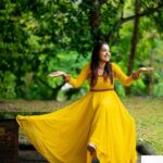 Amrutha Nair Instagram - മഴയേ തൂമഴയെ വാനം തൂകുന്ന പൂങ്കുയിലേ.. Outfit @orangefashionskdkl 📸 @vipinjkumar MUA @blushingtone_by_veenavineeth Jewelry @blushingtone_rental_jewellery