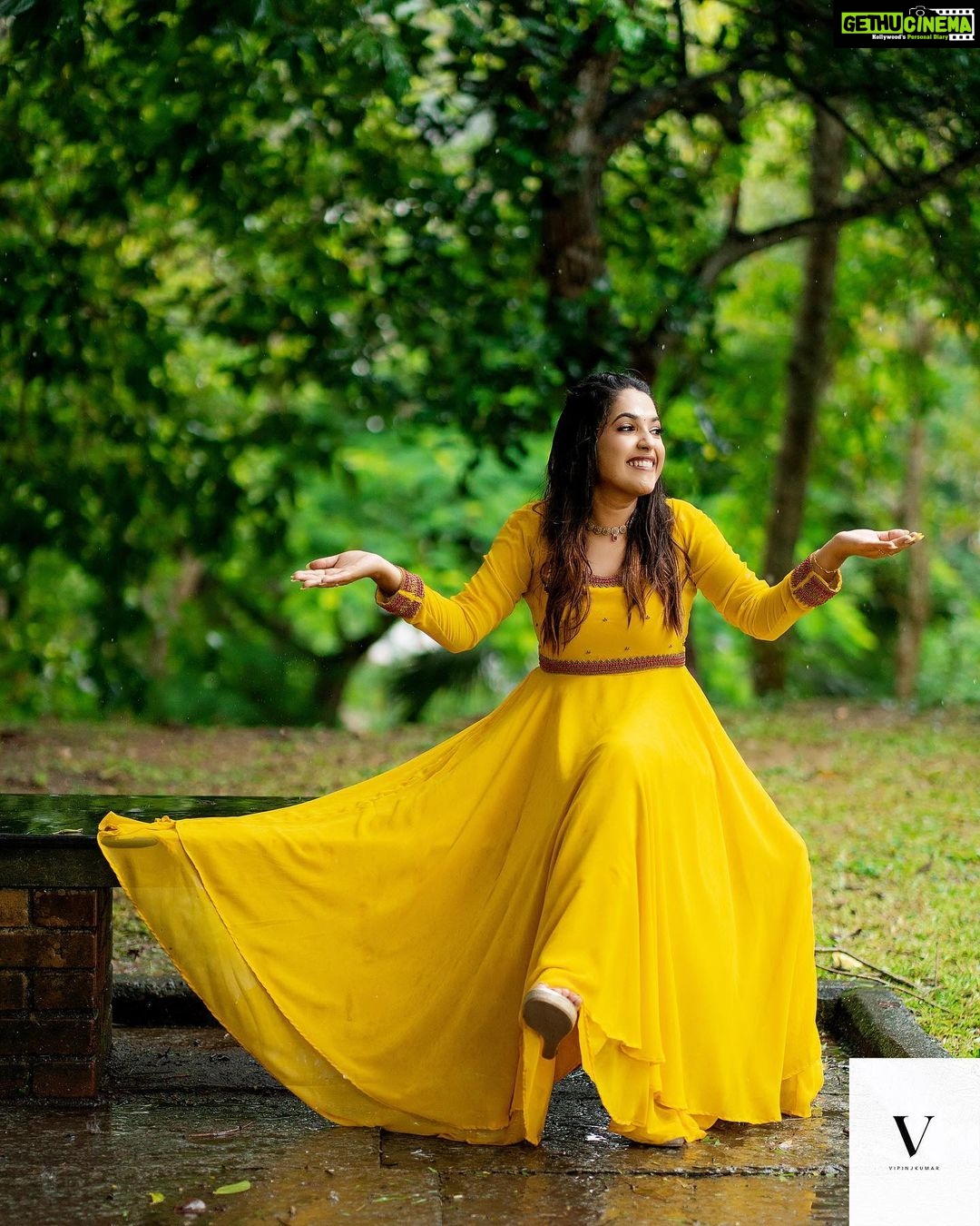 Amrutha Nair Instagram - മഴയേ തൂമഴയെ വാനം തൂകുന്ന പൂങ്കുയിലേ.. Outfit @orangefashionskdkl 📸 @vipinjkumar MUA @blushingtone_by_veenavineeth Jewelry @blushingtone_rental_jewellery