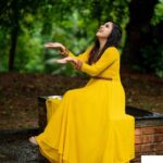 Amrutha Nair Instagram - മഴയേ തൂമഴയെ വാനം തൂകുന്ന പൂങ്കുയിലേ.. Outfit @orangefashionskdkl 📸 @vipinjkumar MUA @blushingtone_by_veenavineeth Jewelry @blushingtone_rental_jewellery
